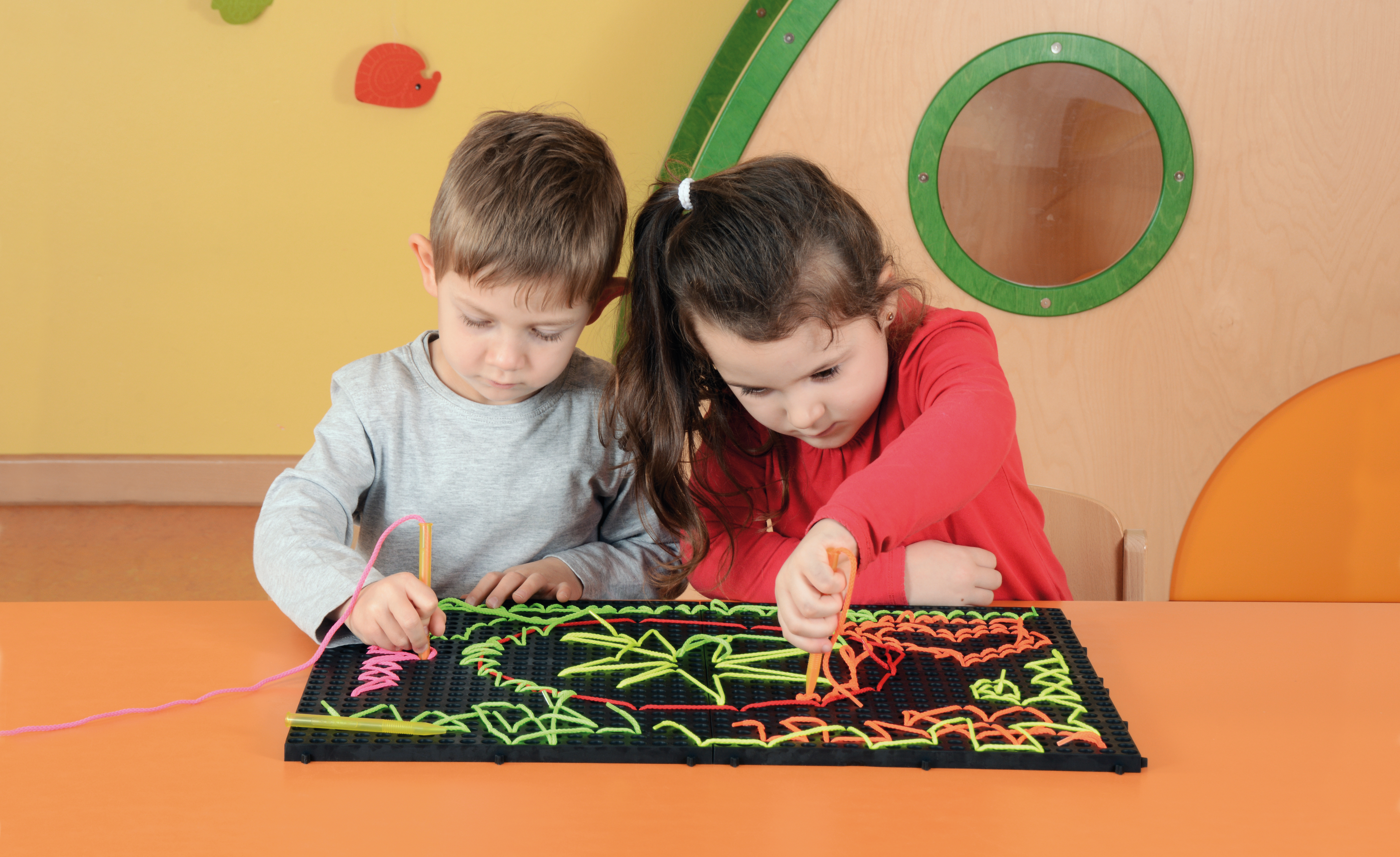 Playboard - Fädelspiel für Kindergarten