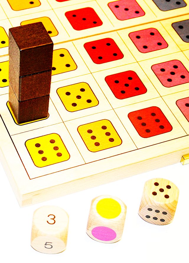 Buntes Würfelspiel aus Holz
