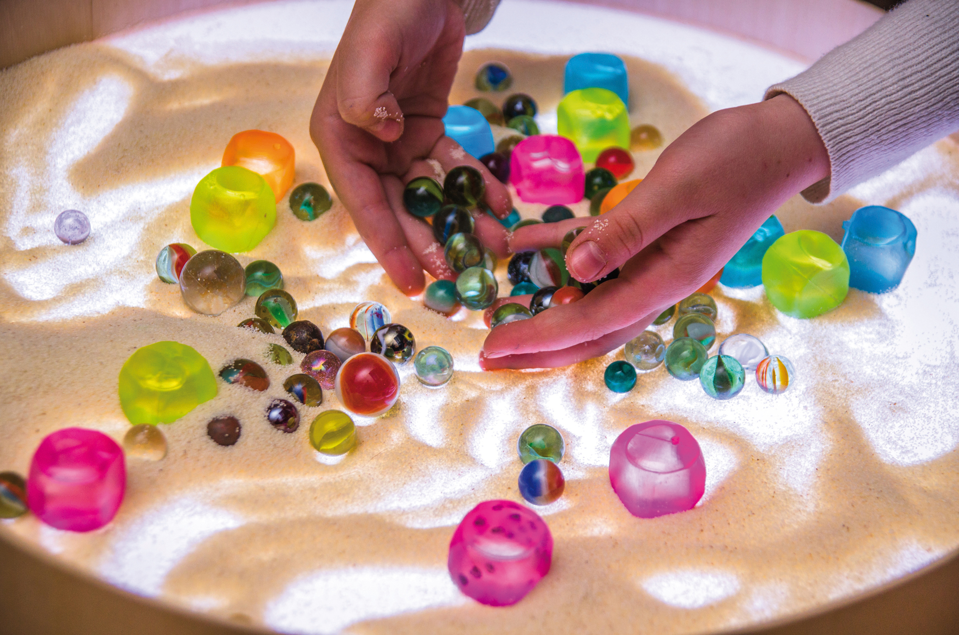 Spielen mit Fließsand Spielideen mit Kinetiksand